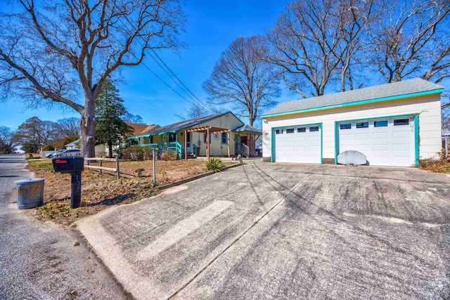 ranch-style house featuring driveway