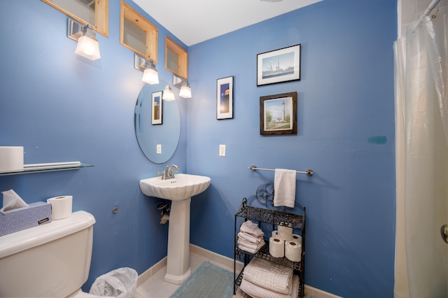 full bath featuring tile patterned flooring, toilet, baseboards, and a shower with curtain