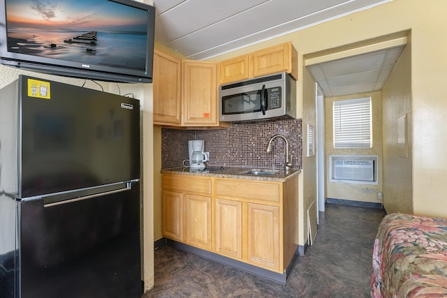 kitchen featuring sink, a wall unit AC, decorative backsplash, light brown cabinetry, and appliances with stainless steel finishes