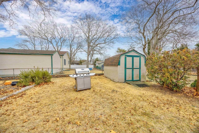 view of yard featuring a shed