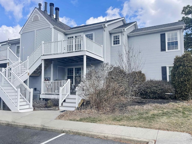 view of front of property featuring covered porch