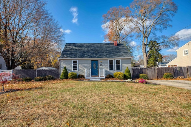 view of front of home featuring a front lawn