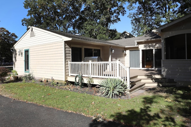 view of front of home featuring a front lawn