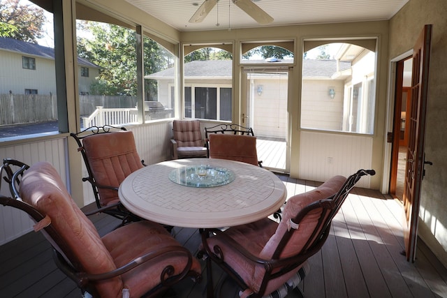 sunroom with ceiling fan