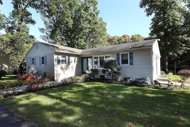 single story home featuring a front lawn