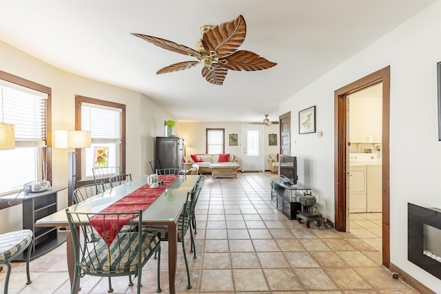 dining room featuring ceiling fan and washing machine and clothes dryer