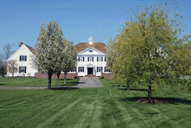 view of front of house with a front lawn