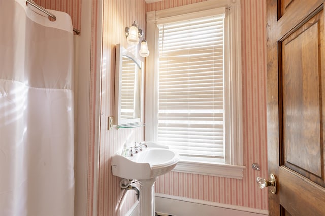 bathroom featuring curtained shower