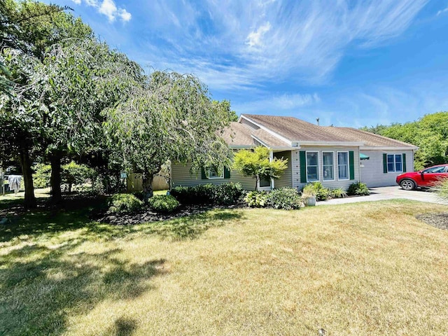 view of front facade with a front yard