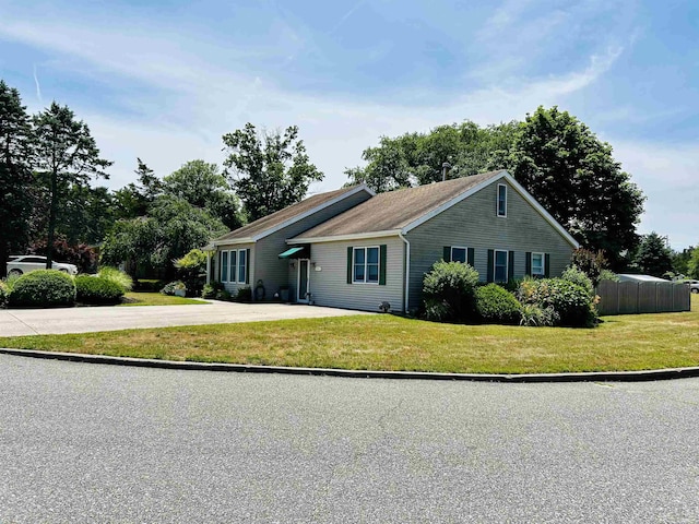 ranch-style home with a front yard