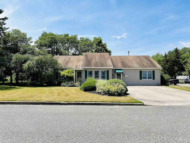 single story home with a front lawn