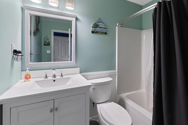 full bathroom featuring shower / tub combo with curtain, vanity, and toilet