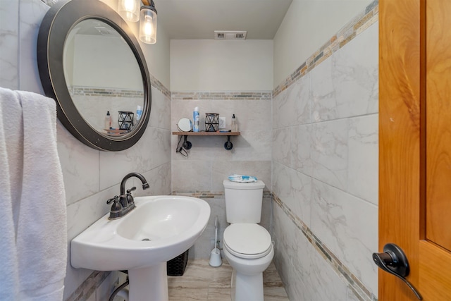 bathroom featuring toilet and sink