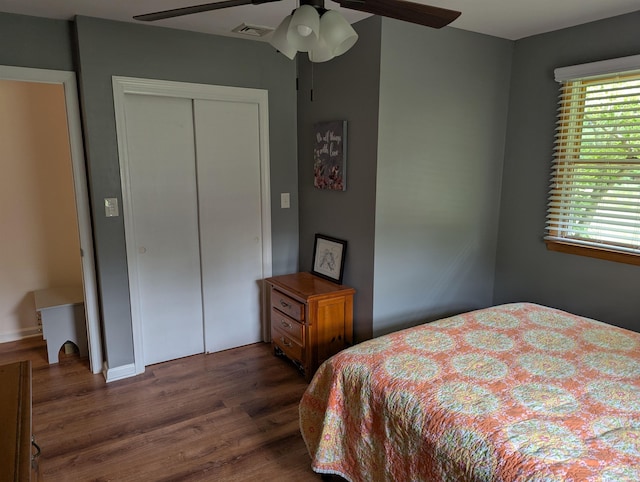 71 Perry Rd, Petersburg, NJ 08270 - bedroom featuring dark wood-style floors, a closet, and ceiling fan