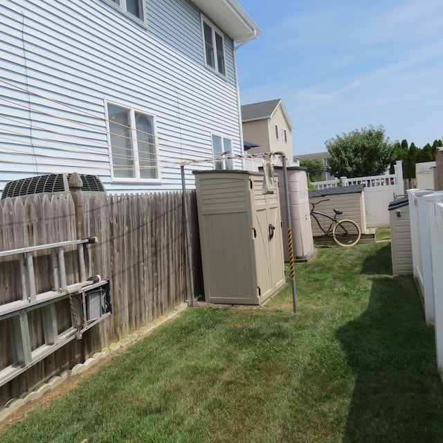 view of yard featuring a storage unit