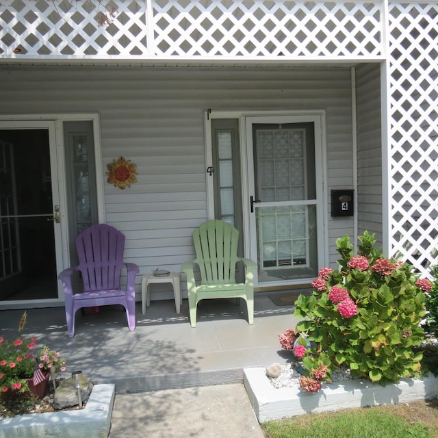 entrance to property featuring covered porch