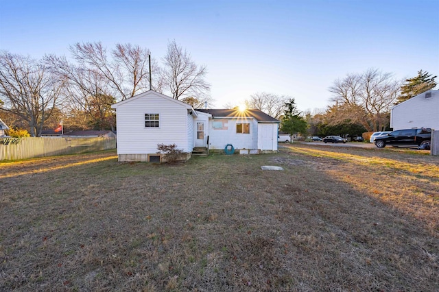 view of front of home featuring a front lawn