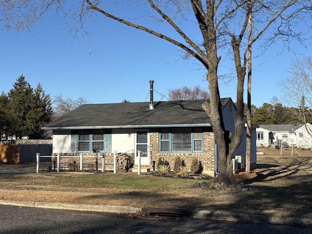 ranch-style house featuring a front lawn