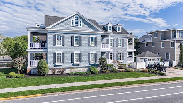 view of front of property with driveway and a front lawn