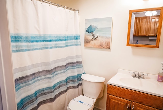 full bathroom featuring toilet, a shower with curtain, and vanity