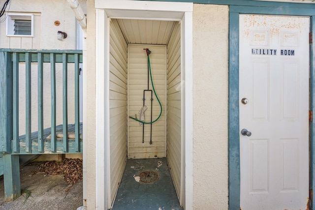 view of exterior entry with stucco siding