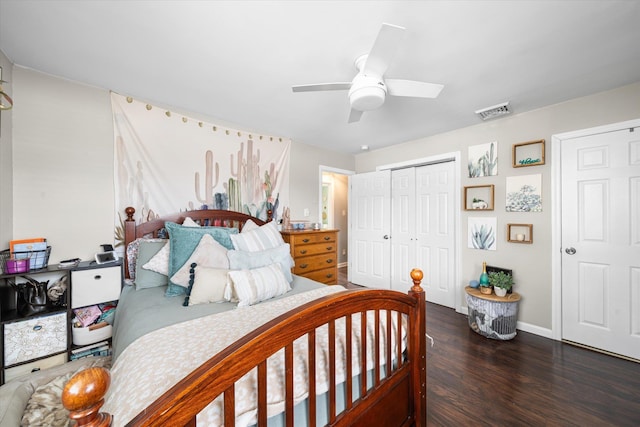 bedroom featuring ceiling fan, dark hardwood / wood-style floors, and a closet