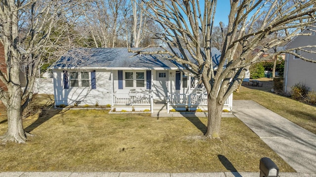 ranch-style home featuring a front yard and covered porch