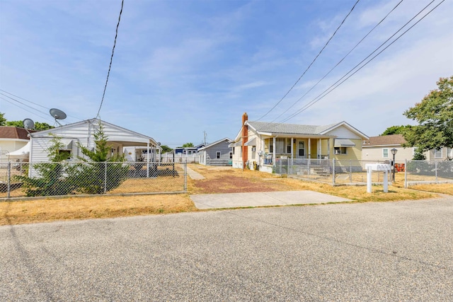 view of front facade featuring a fenced front yard