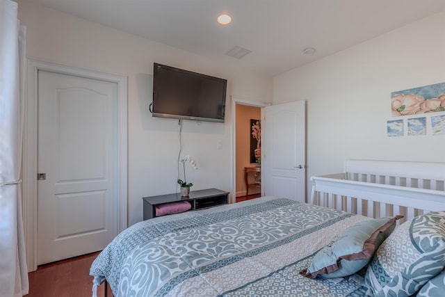 bedroom featuring a closet, visible vents, wood finished floors, and recessed lighting