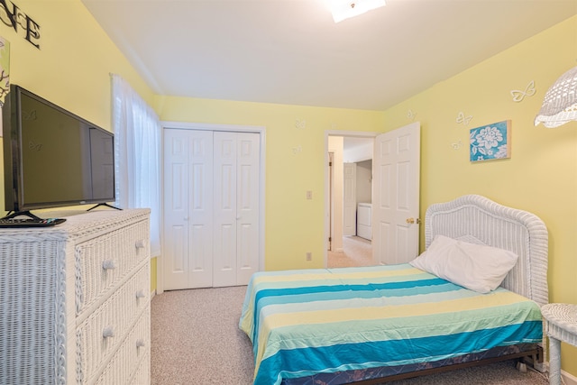 carpeted bedroom with baseboards, washer / dryer, and a closet