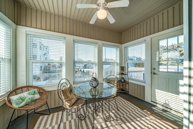 sunroom with ceiling fan