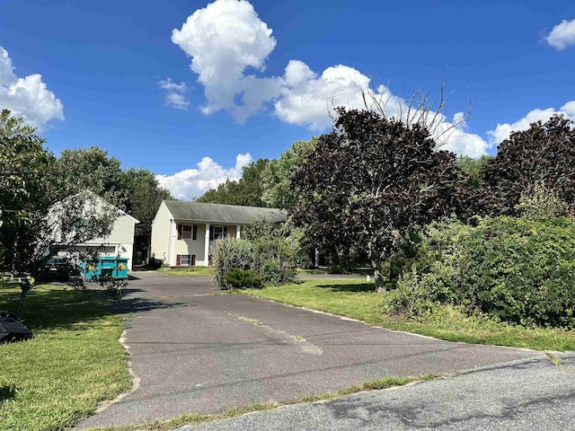 view of front of property with a front lawn