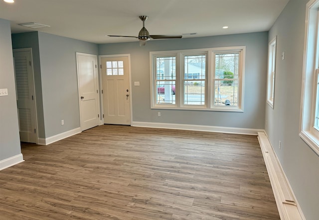 foyer entrance featuring recessed lighting, wood finished floors, a ceiling fan, visible vents, and baseboards