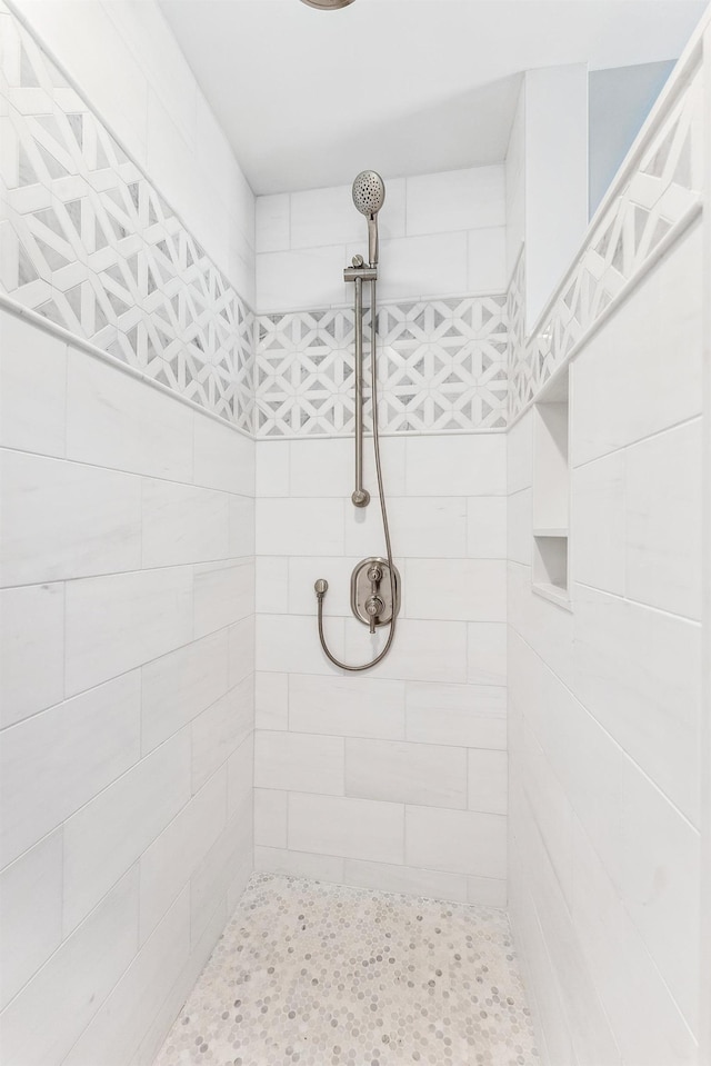 bathroom featuring a tile shower