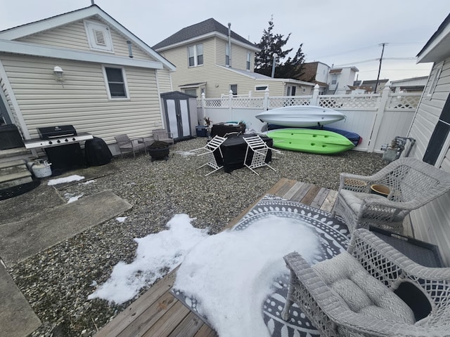 view of yard featuring a storage unit and a jacuzzi