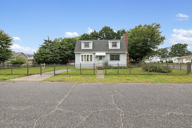 100 Oakdale Ave, Villas, NJ 08251 - view of front facade featuring roof with shingles, a chimney, and a fenced front yard