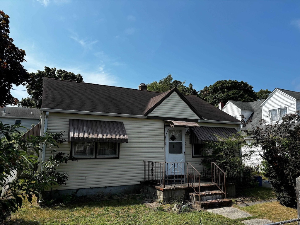 bungalow-style house with a front yard