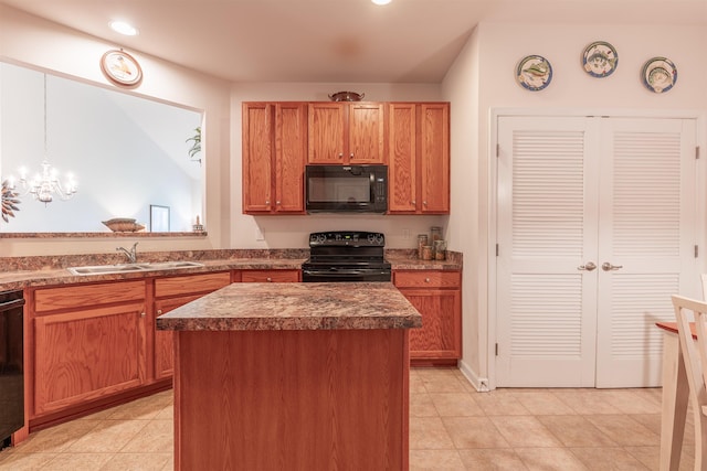 kitchen featuring sink, black appliances, decorative light fixtures, an inviting chandelier, and a kitchen island