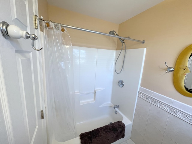 bathroom with shower / bath combo