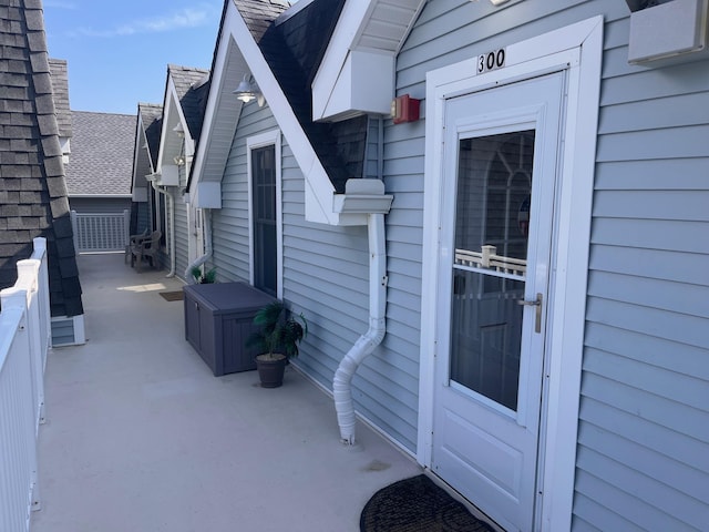 property entrance with covered porch