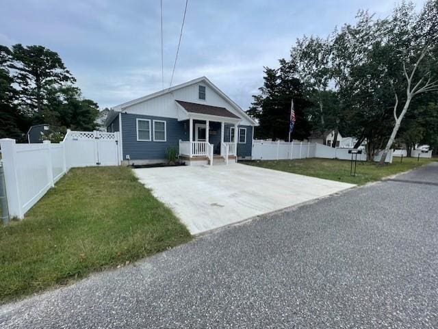 view of front of house with a front lawn