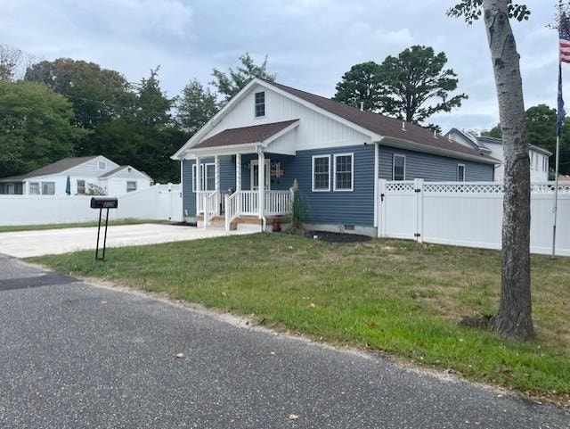 view of front of property with a front yard