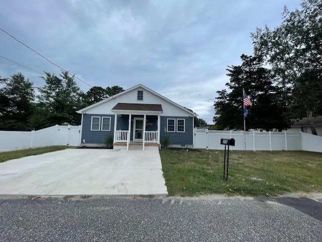 view of front of property featuring covered porch and a front yard