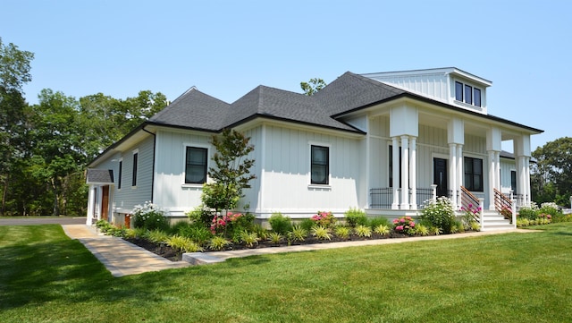 view of front of property featuring a porch and a front lawn