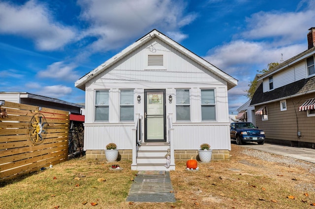 view of front of house with a front lawn