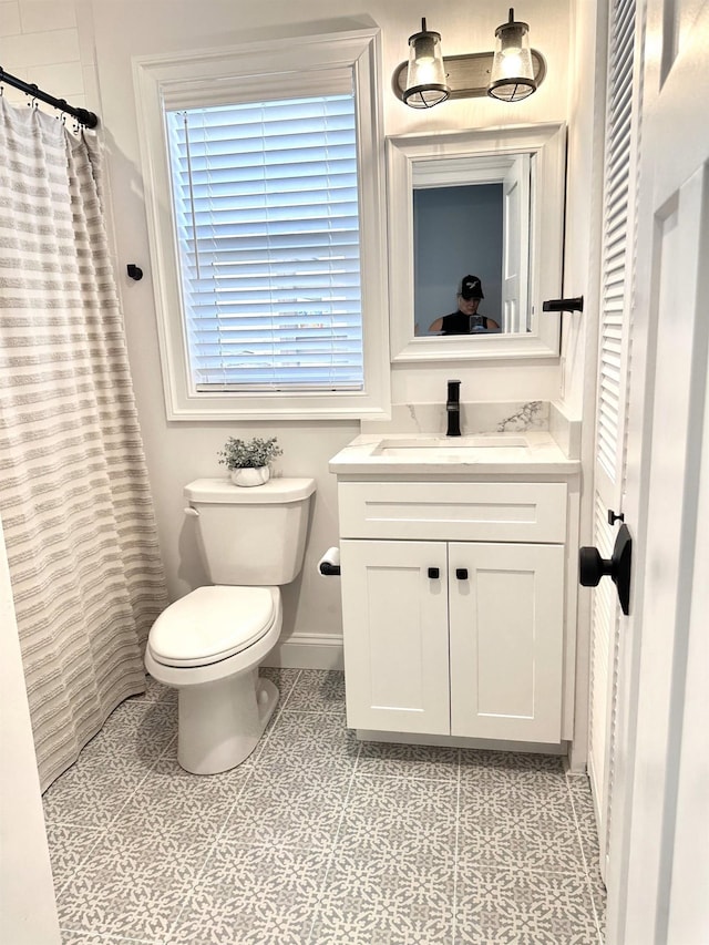 full bathroom with vanity, toilet, a shower with curtain, and baseboards