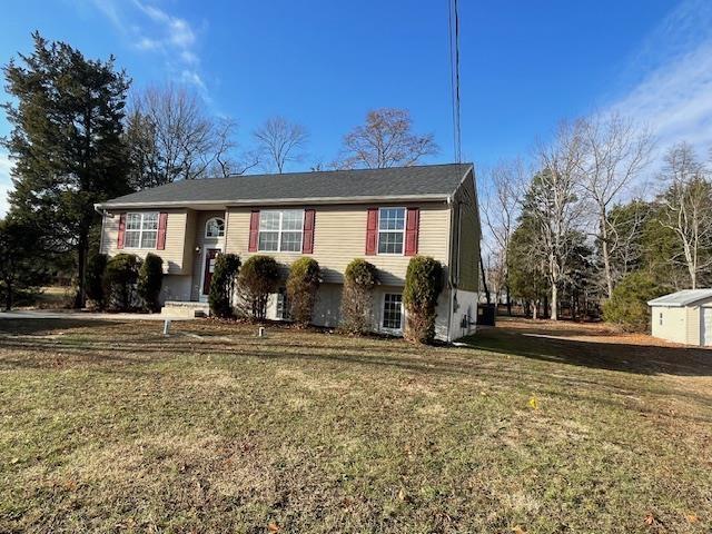 view of front of house featuring a front yard