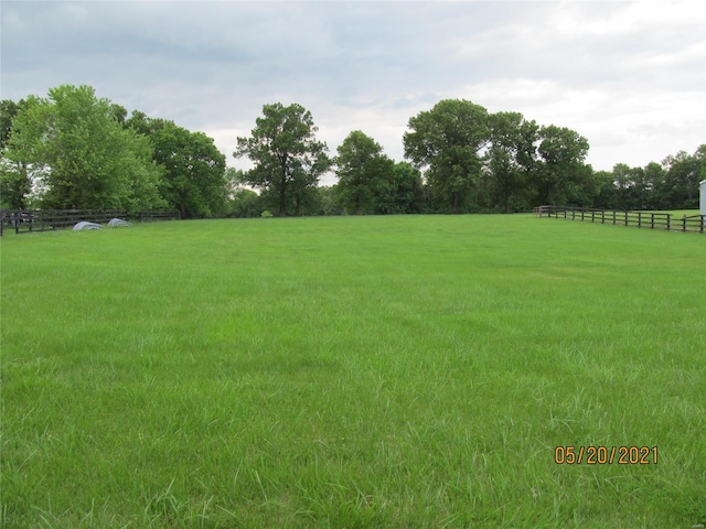 view of yard featuring a rural view