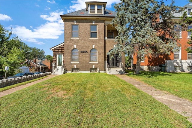 view of front facade with a front lawn