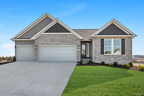 craftsman-style house featuring a front lawn